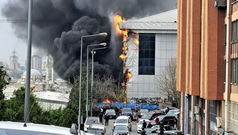 Başakşehir’de Sanayi Sitesinde Patlayan Yangın, Tüm Esnafı Korkuttu!