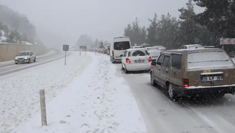 Kar Yağışı Denizli-Antalya Yolunda Trafiği Felç Etti!