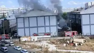 Başakşehir Sanayi Sitesi'nde Büyük Yangın: Etrafa Korku Saçtı
