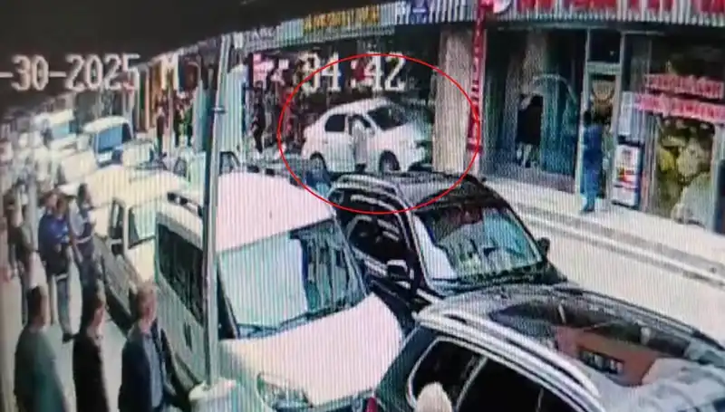 Alkollü Sürücü Mağazaya Daldı: Şans, İki Çocuğun Hayatını Kurtardı!