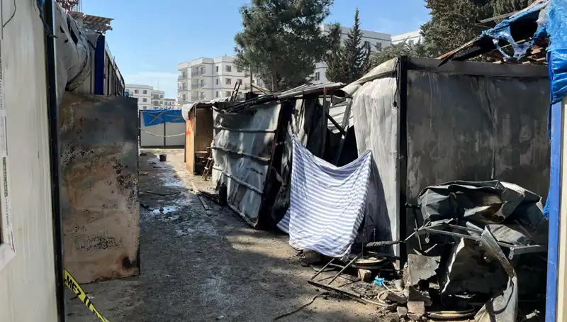 Yangın Söndürme Ekipleri, İşçi Konteynerinde Patlayan Alevlere Müdahale Ediyor