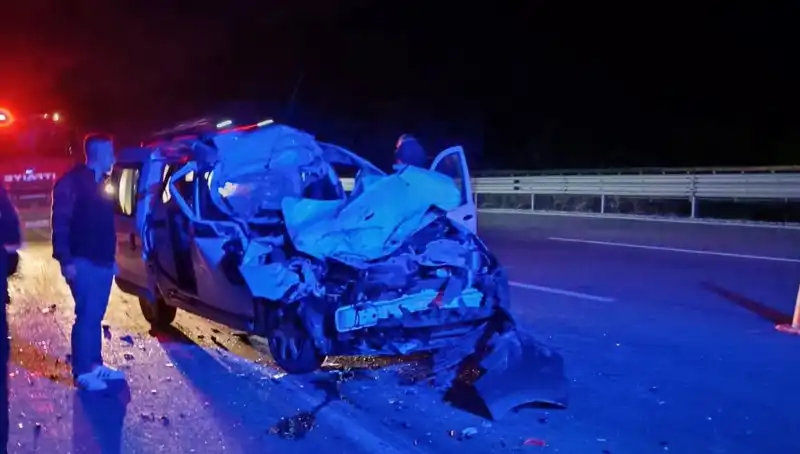 Otoyolda Felaket: TIR’a Çarpan Araç Paramparça Oldu!