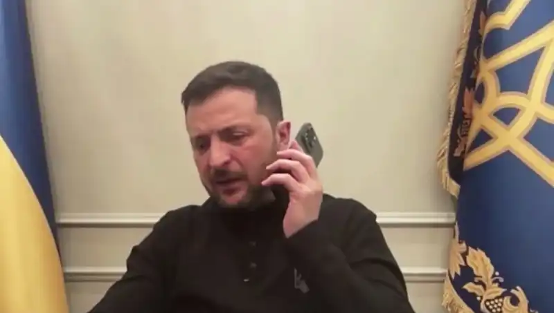 Zelenski'nin Basın Toplantısında Macron'dan Şaşırtan Telefon: "Seni Sonra Arayacağım"
