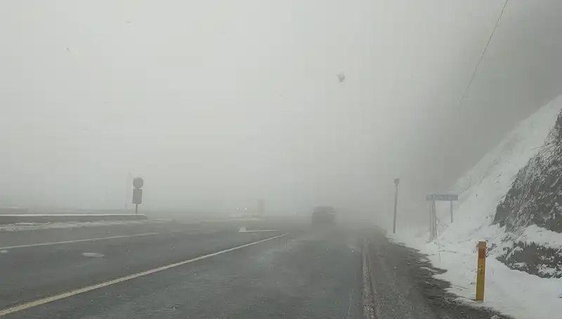 Bolu Dağı'nda Kış Şartları: Ulaşımda Kar ve Sis Sorunları Yaşanıyor
