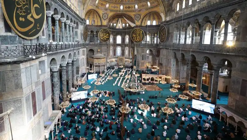 Ayasofya'nın Kapısını Kıran Sanığa Verilen Hapis Cezası Tartışmalara Neden Oldu