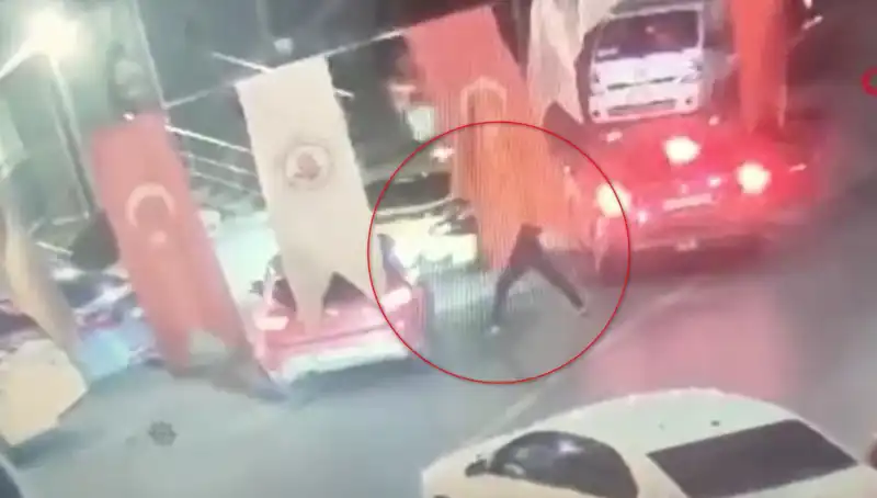 Otomobildeki Genç, Kurşun Yağmuruna Amaçsızca Maruz Kaldı
