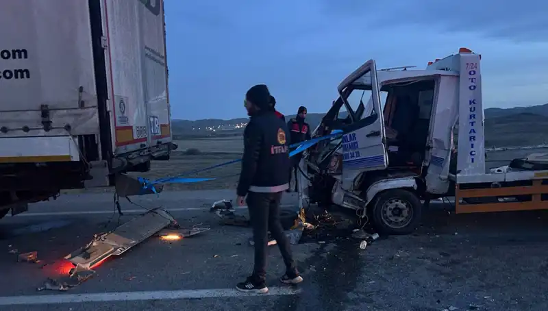 Kazaya Yardım İçin Duran Sürücünün Dramı: Arkadan Çekici Çarptı!