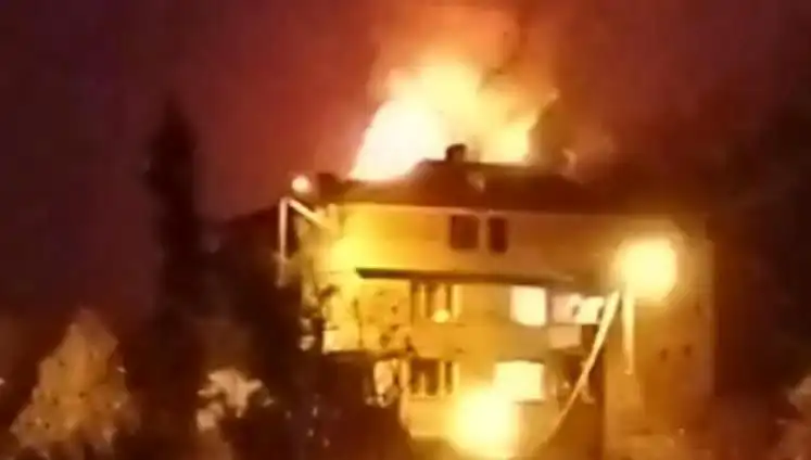 Saman Yüklü Çatı Yangını Mahalleyi Alev Alev Sardı: Neler Oldu?